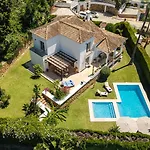 Vacation I Birkin, Heated Pool, Gated Community, Andalusian Style, Gym, Cine, Golf Valley, 6 Min Puerto Banus Villa